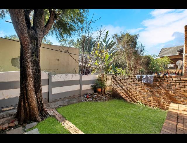 2 BEDROOM TOWNHOUSE FOR SALE IN WINDSOR WEST